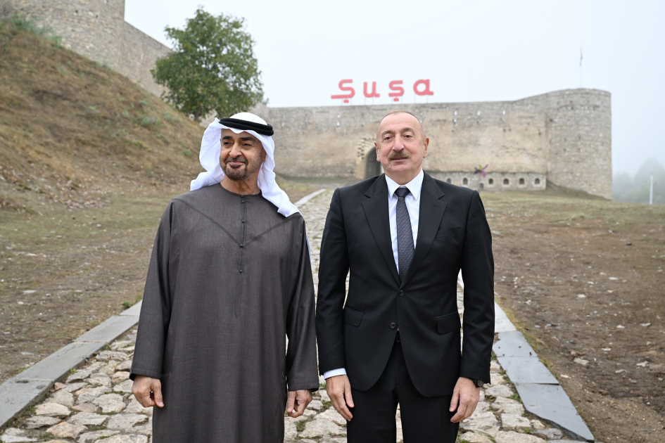 Azərbaycanın və Birləşmiş Ərəb Əmirliklərinin Prezidentləri Şuşa qalasının önündə foto çəkdiriblər (FOTO)