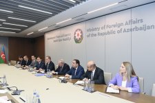 Ceyhun Bayramov AK-nın genişlənmə üzrə komissarı ilə görüşüb (FOTO)