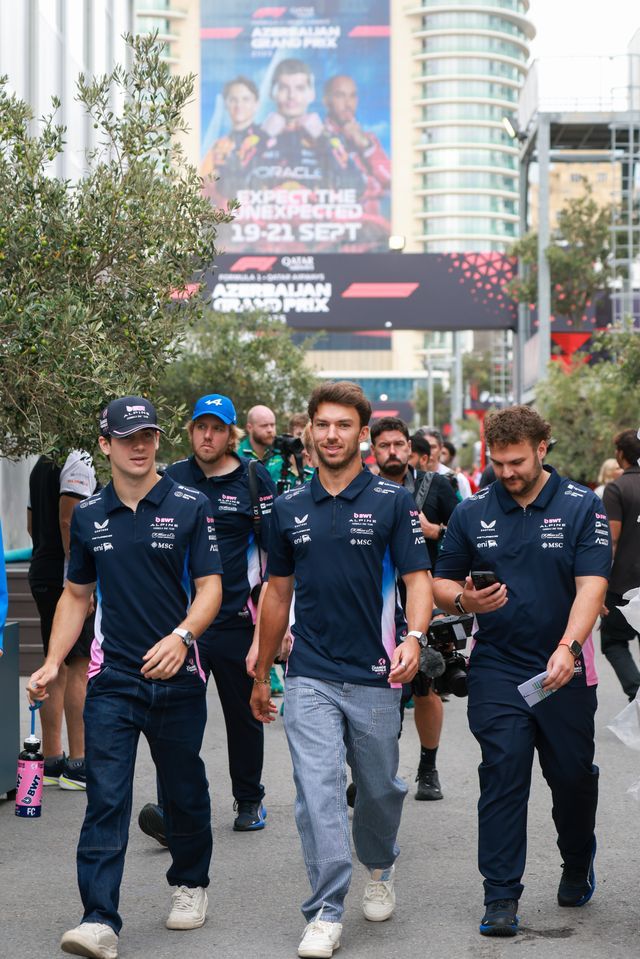 Formula 1 Pilotları Paddock-da: Yarışa sayılı saatlar qaldı (FOTO)