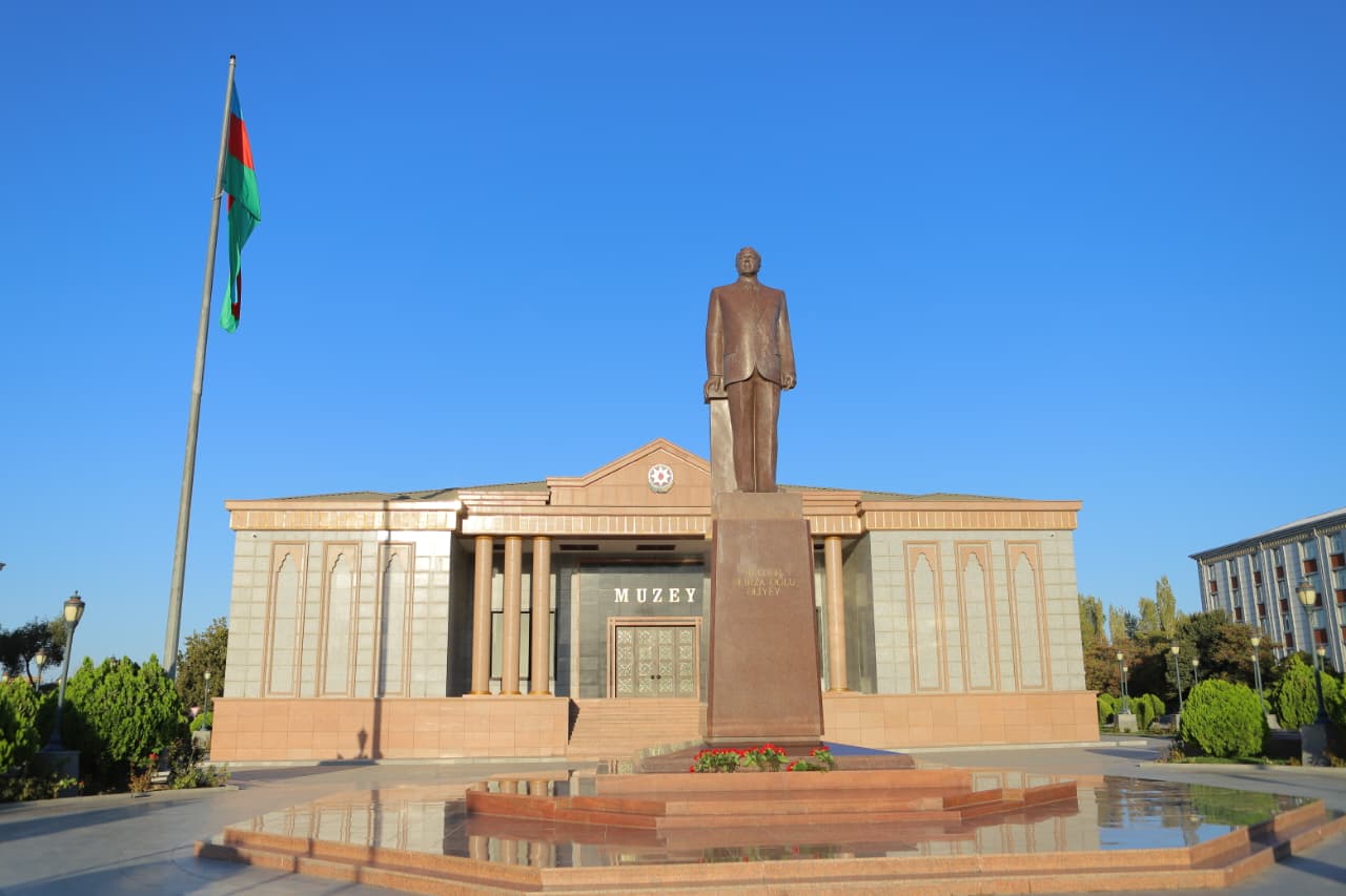 Baş prokuror Naxçıvanda vətəndaşları qəbul edib (FOTO)