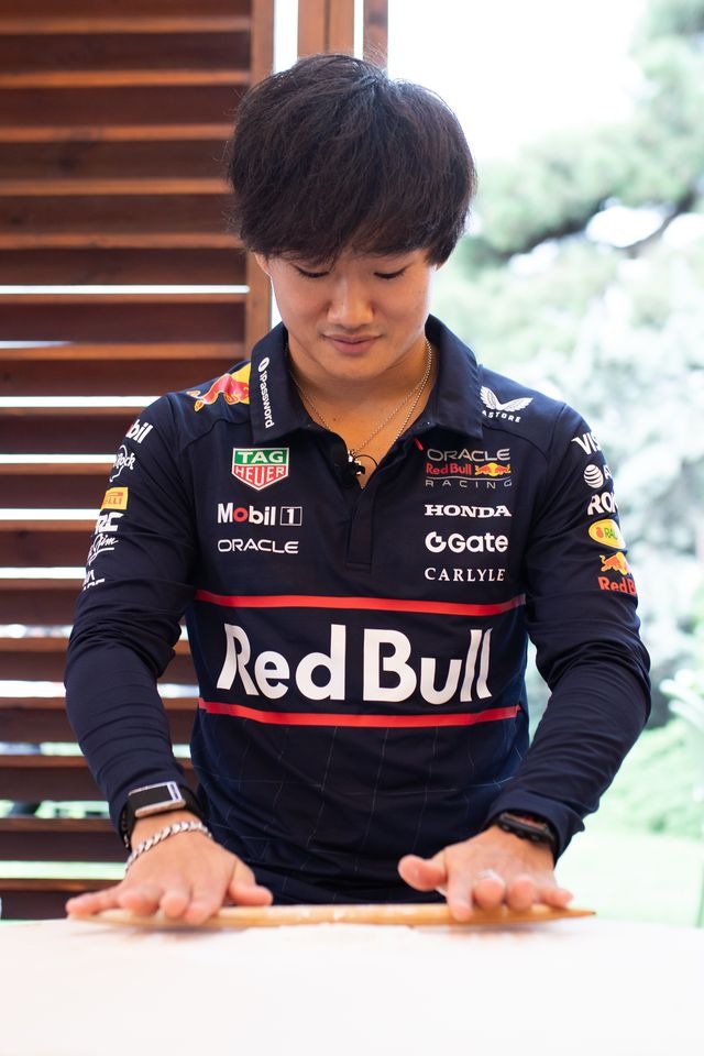 Formula 1 pilotları Bakıda qutab bişirdilər (FOTO)