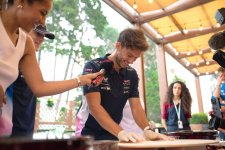 Formula 1 pilotları Bakıda qutab bişirdilər (FOTO)