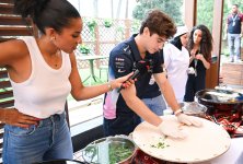 Formula 1 pilotları Bakıda qutab bişirdilər (FOTO)
