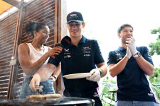 Formula 1 pilotları Bakıda qutab bişirdilər (FOTO)