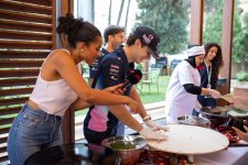 Formula 1 pilotları Bakıda qutab bişirdilər (FOTO)