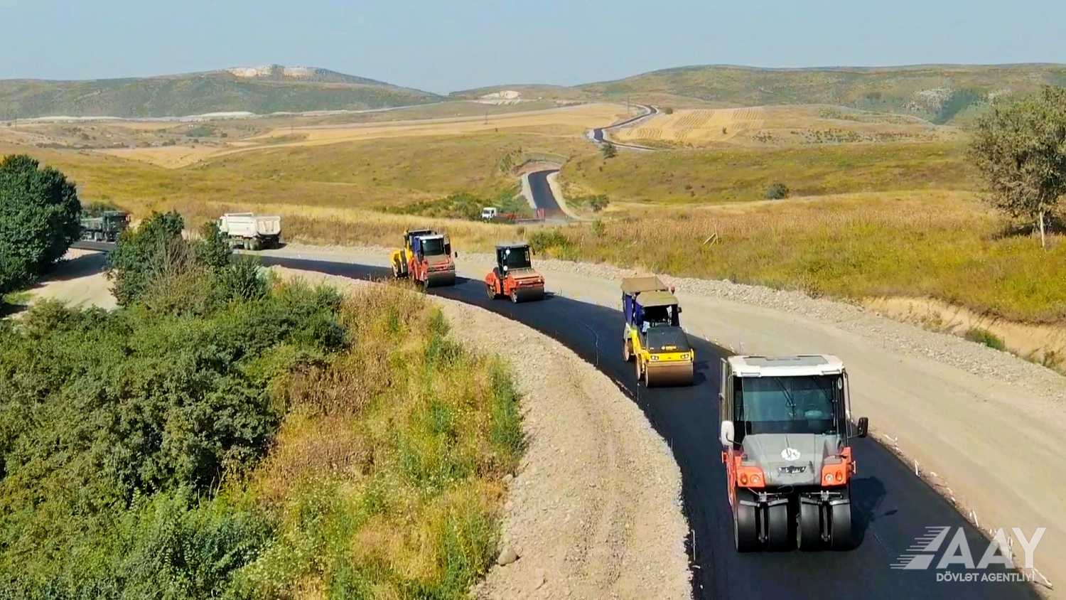 Suqovuşan–Sərsəng su anbarı–Qozlukörpü–Kəlbəcər avtomobil yolunun tikintisi işləri davam etdirilir (FOTO/VİDEO)