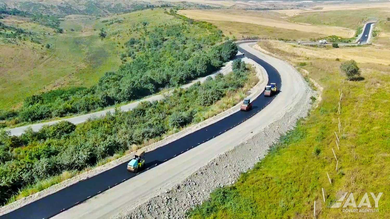 Suqovuşan–Sərsəng su anbarı–Qozlukörpü–Kəlbəcər avtomobil yolunun tikintisi işləri davam etdirilir (FOTO/VİDEO)