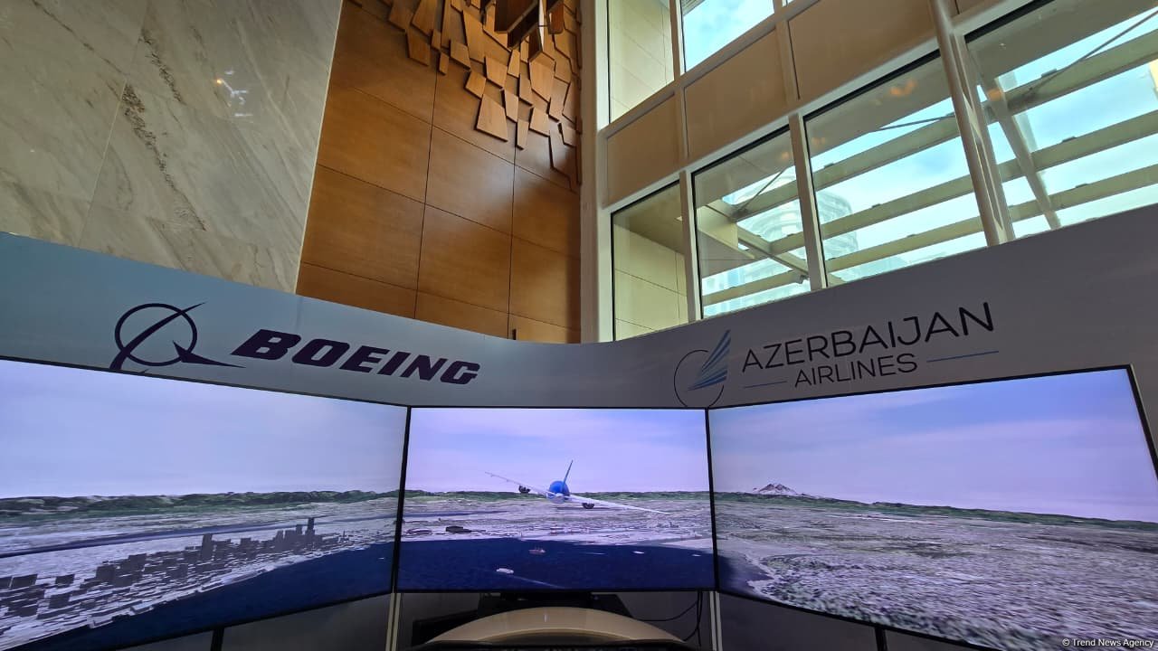 Bakıda "Boeing 787 Dreamliner" simulyatoru təqdim olunub (FOTO)