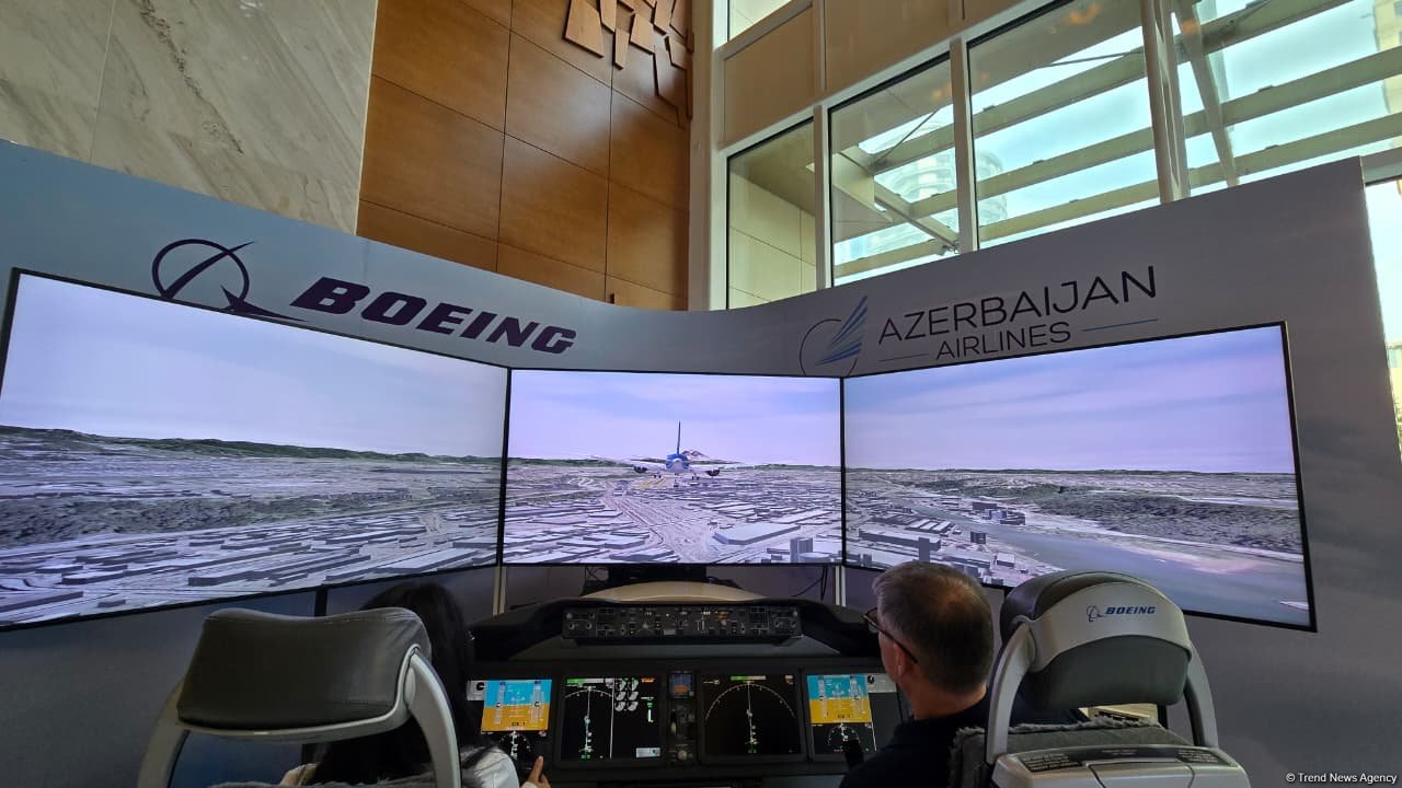 Bakıda "Boeing 787 Dreamliner" simulyatoru təqdim olunub (FOTO)
