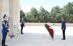 Ruanda Prezidenti Pol Kaqame Bakıda şəhidlərin xatirəsini anıb (FOTO)