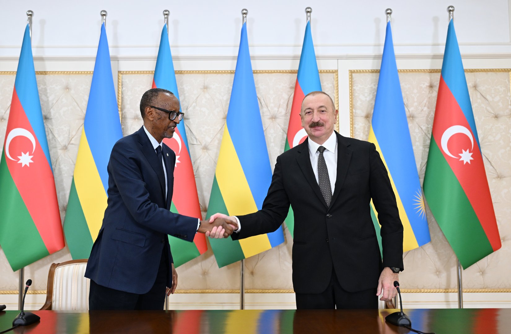 Azərbaycan ilə Ruanda arasında imzalanmış sənədlər mübadilə olunub, sonra Prezidentlər mətbuata bəyanatlarla çıxış ediblər (FOTO)