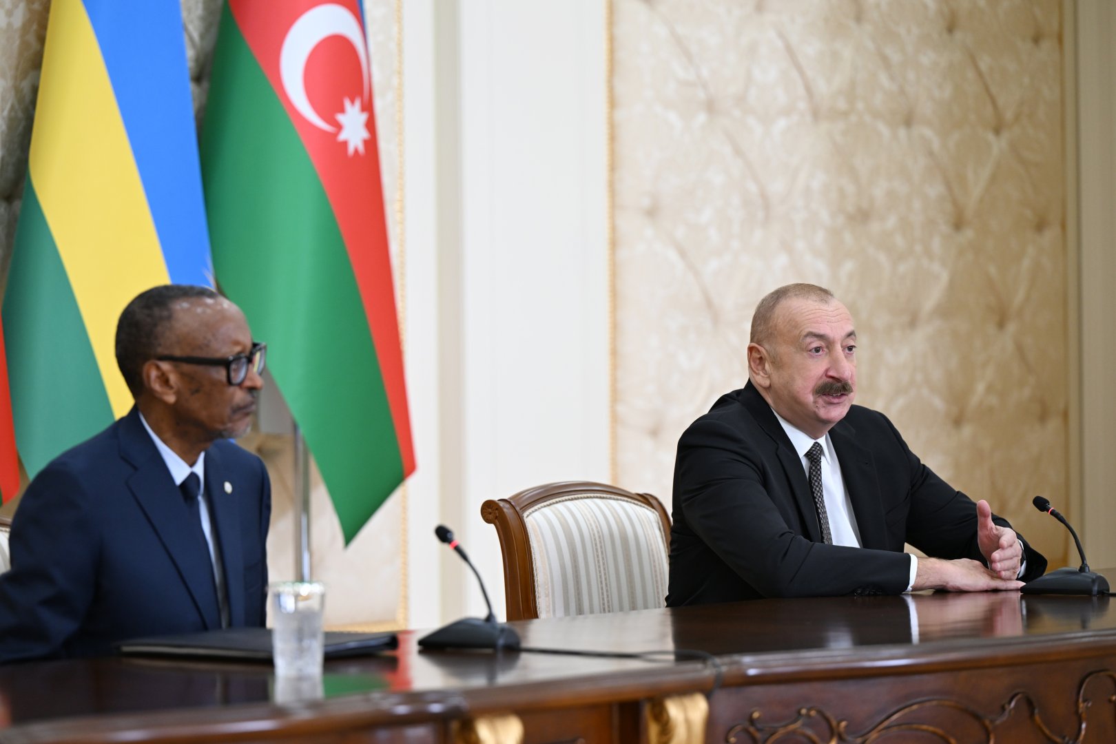 Azərbaycan ilə Ruanda arasında imzalanmış sənədlər mübadilə olunub, sonra Prezidentlər mətbuata bəyanatlarla çıxış ediblər (FOTO)