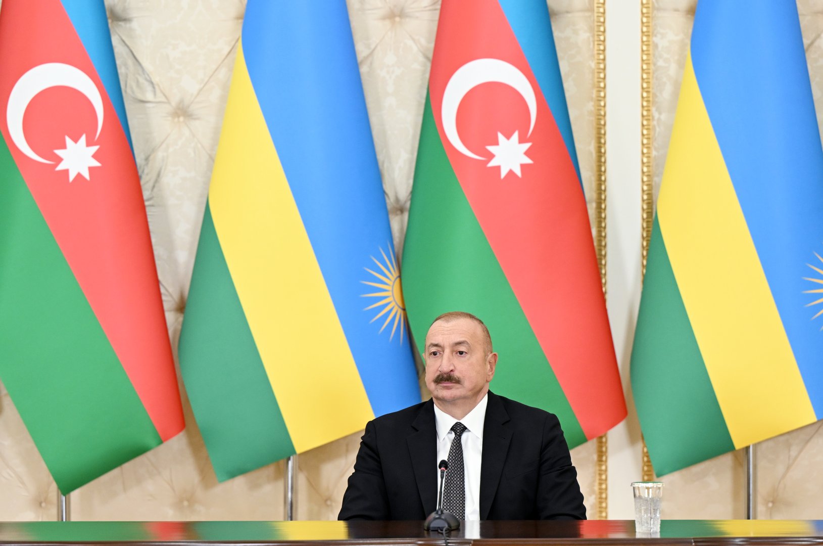 Azərbaycan ilə Ruanda arasında imzalanmış sənədlər mübadilə olunub, sonra Prezidentlər mətbuata bəyanatlarla çıxış ediblər (FOTO)