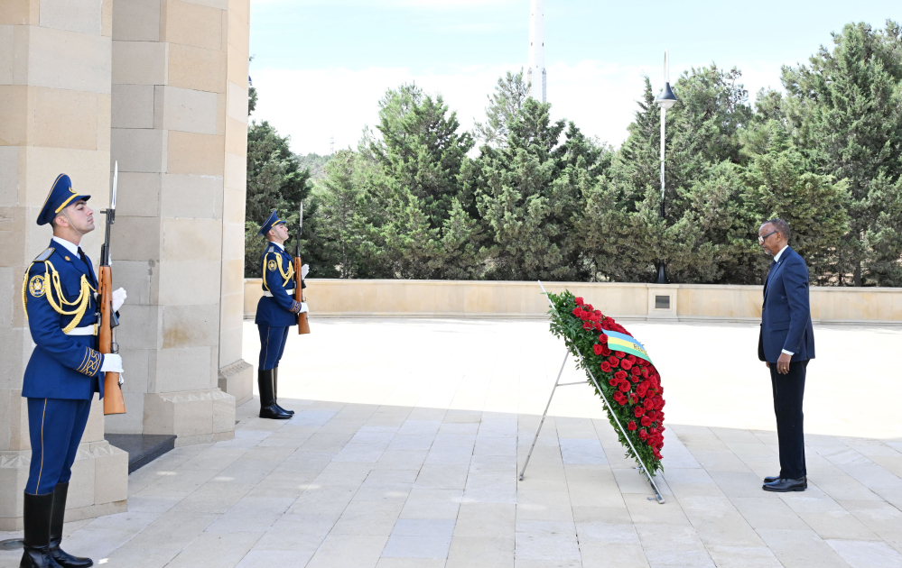Ruanda Prezidenti Pol Kaqame Bakıda şəhidlərin xatirəsini anıb (FOTO)