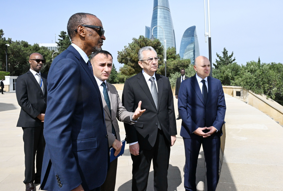 Ruanda Prezidenti Pol Kaqame Bakıda şəhidlərin xatirəsini anıb (FOTO)