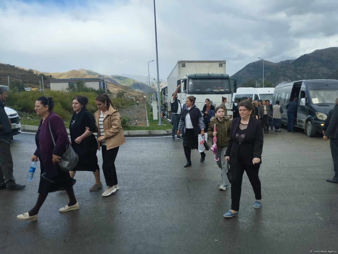 Növbəti köç karvanı Kəlbəcər şəhərinə çatıb: açarlar təqdim olunub (FOTO) (YENİLƏNİB)