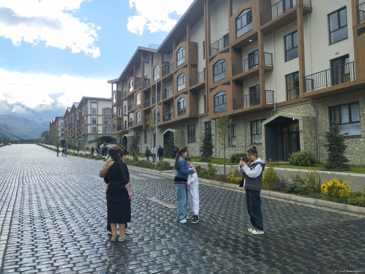 Növbəti köç karvanı Kəlbəcər şəhərinə çatıb: açarlar təqdim olunub (FOTO) (YENİLƏNİB)