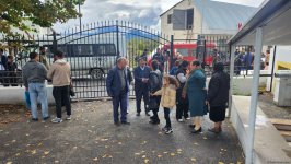 Növbəti köç karvanı Ağdərənin Həsənriz kəndinə çatıb: açarlar təqdim olunub (FOTO) (YENİLƏNİB)