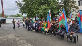 Növbəti köç karvanı Ağdərənin Həsənriz kəndinə çatıb: açarlar təqdim olunub (FOTO) (YENİLƏNİB)