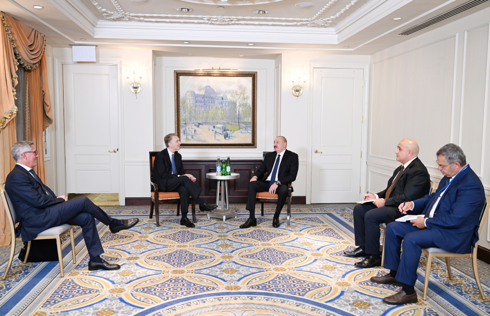Prezident İlham Əliyev “Brookfield Asset Management” şirkətinin baş icraçı direktoru Brüs Flətt ilə görüşüb (FOTO)