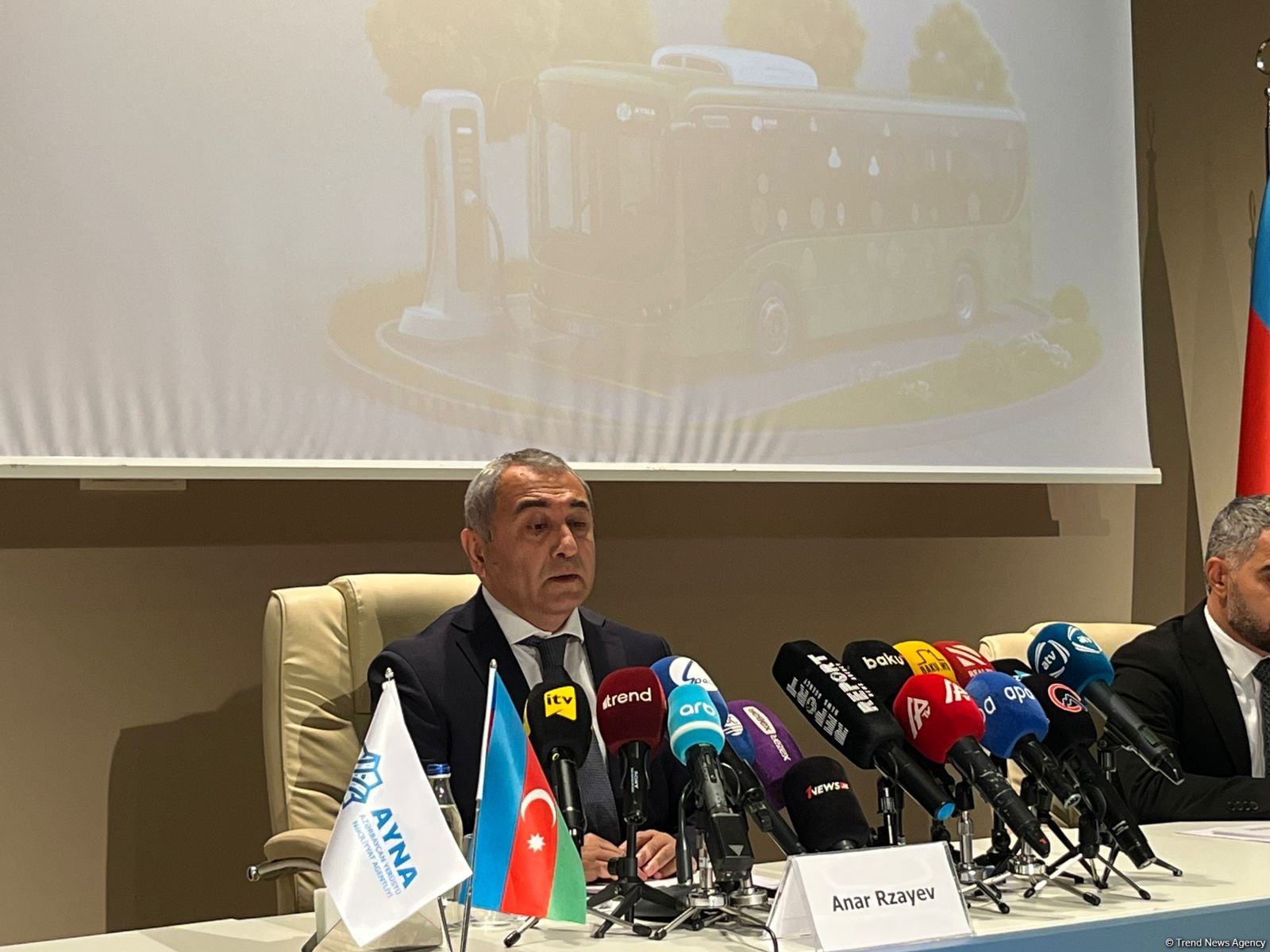 Müntəzəm sərnişindaşıma xidmətinin səviyyəsinin aşağı düşməsi ictimai nəqliyyat xidmətinə inamsızlıq yaradır - Anar Rzayev