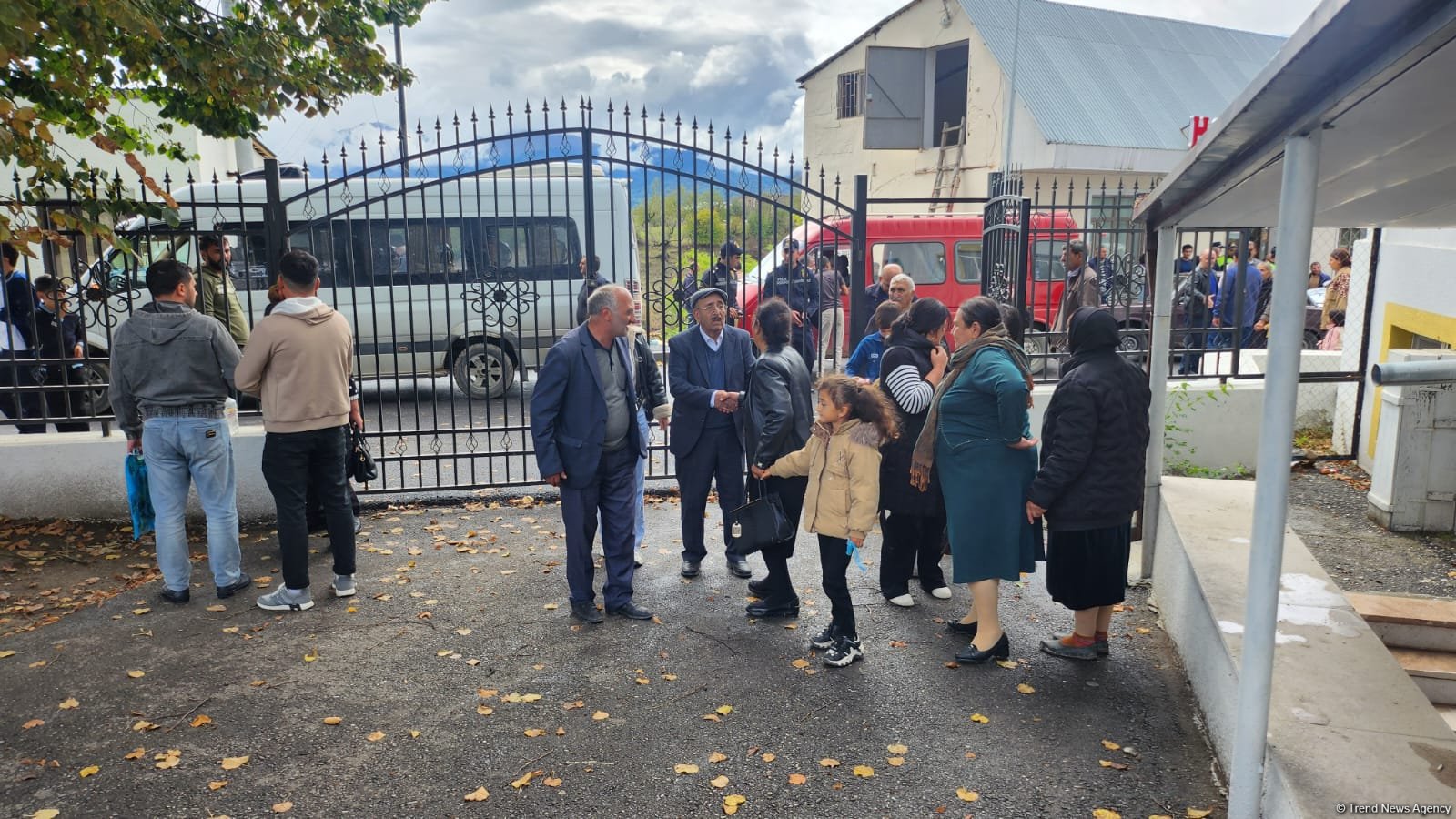 Növbəti köç karvanı Ağdərənin Həsənriz kəndinə çatıb: açarlar təqdim olunub (FOTO) (YENİLƏNİB)