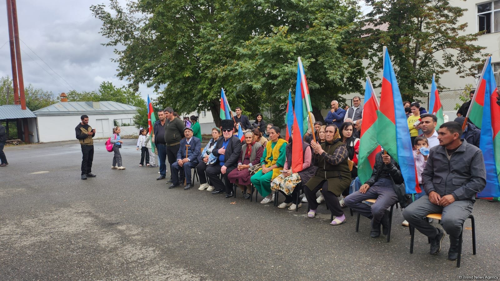 Növbəti köç karvanı Ağdərənin Həsənriz kəndinə çatıb: açarlar təqdim olunub (FOTO) (YENİLƏNİB)