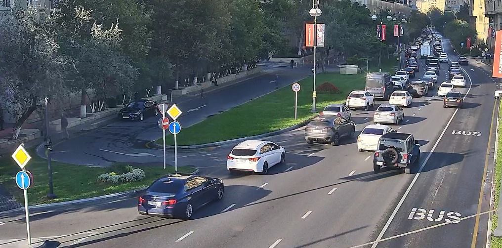 Sürücülərin NƏZƏRİNƏ: Paytaxtın bir sıra yollarında tıxac var - SİYAHI (FOTO)