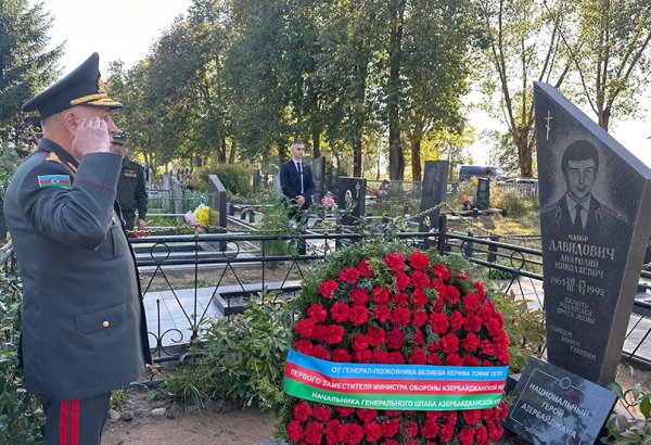 Baş Qərargah rəisi Belarusda Azərbaycanın Milli Qəhrəmanının məzarını ziyarət edib (FOTO)