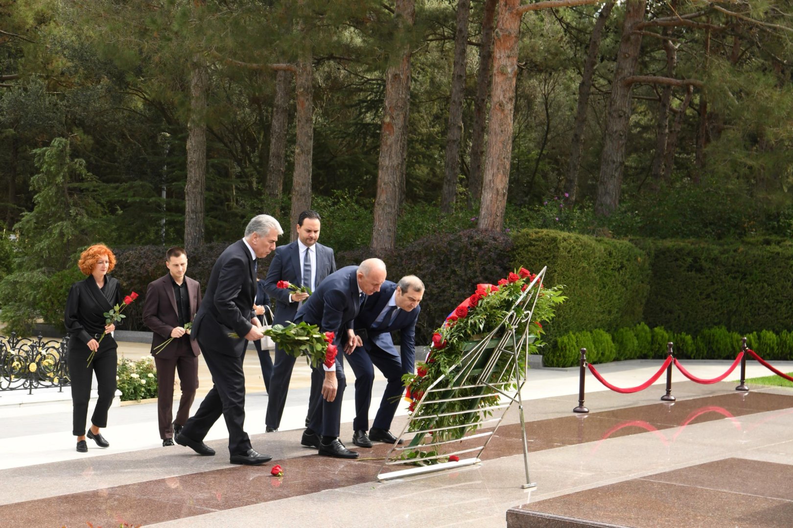 Serbiya Milli Assambleyasının sədri Fəxri xiyabanı və Şəhidlər xiyabanını ziyarət edib (FOTO)