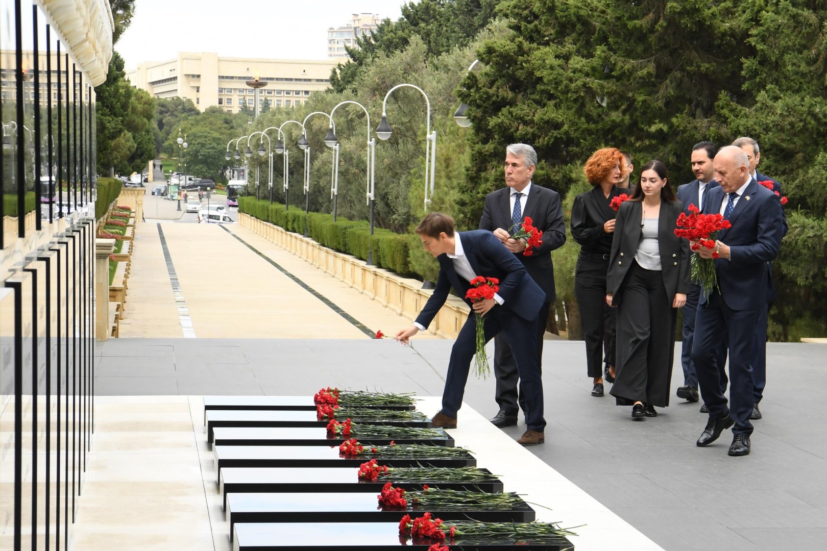 Serbiya Milli Assambleyasının sədri Fəxri xiyabanı və Şəhidlər xiyabanını ziyarət edib (FOTO)