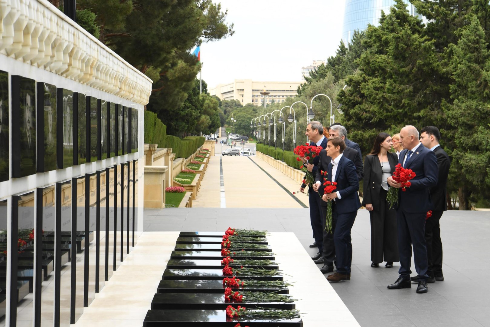 Serbiya Milli Assambleyasının sədri Fəxri xiyabanı və Şəhidlər xiyabanını ziyarət edib (FOTO)