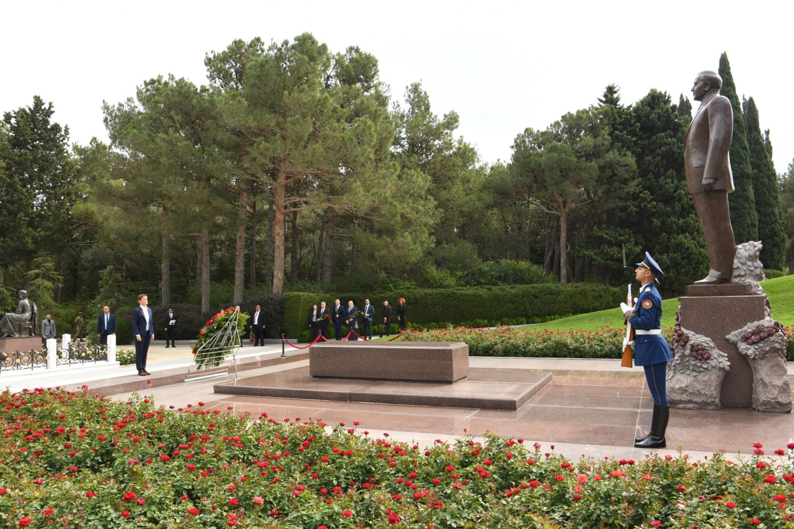 Serbiya Milli Assambleyasının sədri Fəxri xiyabanı və Şəhidlər xiyabanını ziyarət edib (FOTO)