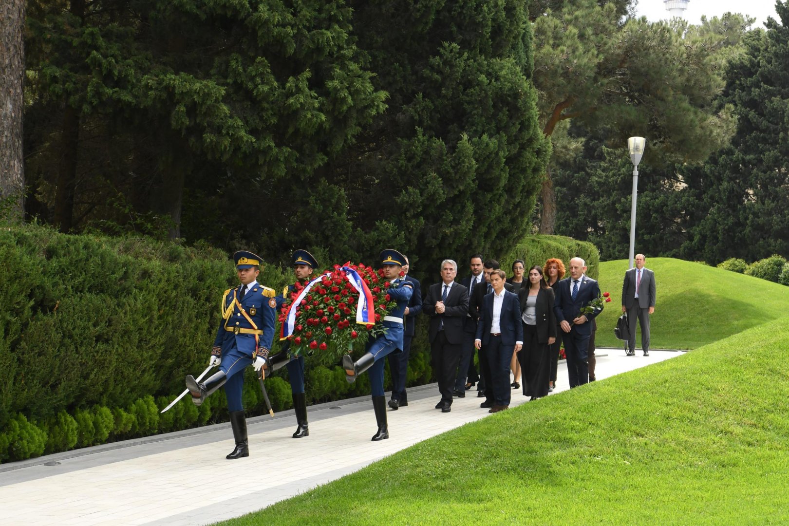 Serbiya Milli Assambleyasının sədri Fəxri xiyabanı və Şəhidlər xiyabanını ziyarət edib (FOTO)