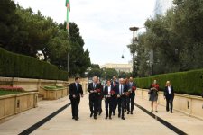 Serbiya Milli Assambleyasının sədri Fəxri xiyabanı və Şəhidlər xiyabanını ziyarət edib (FOTO)