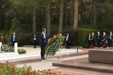 Serbiya Milli Assambleyasının sədri Fəxri xiyabanı və Şəhidlər xiyabanını ziyarət edib (FOTO)
