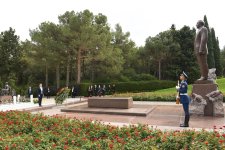 Serbiya Milli Assambleyasının sədri Fəxri xiyabanı və Şəhidlər xiyabanını ziyarət edib (FOTO)