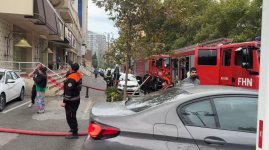 Bakıda yaşayış binasında baş verən yanğın söndürülüb (FOTO) (YENİLƏNİB)