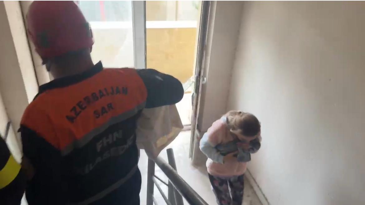 Bakıda yaşayış binasında baş verən yanğın söndürülüb (FOTO) (YENİLƏNİB)