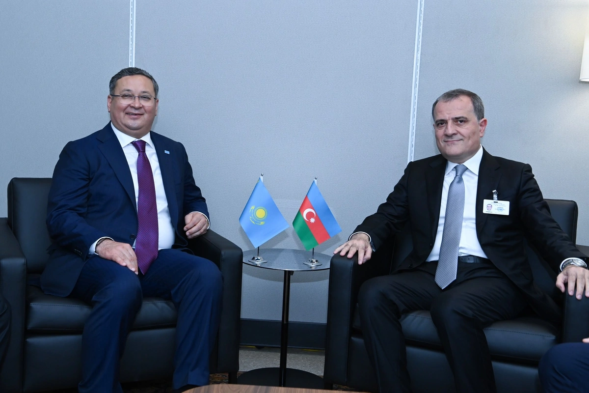 Ceyhun Bayramov qazaxıstanlı həmkarı ilə görüşüb (FOTO)
