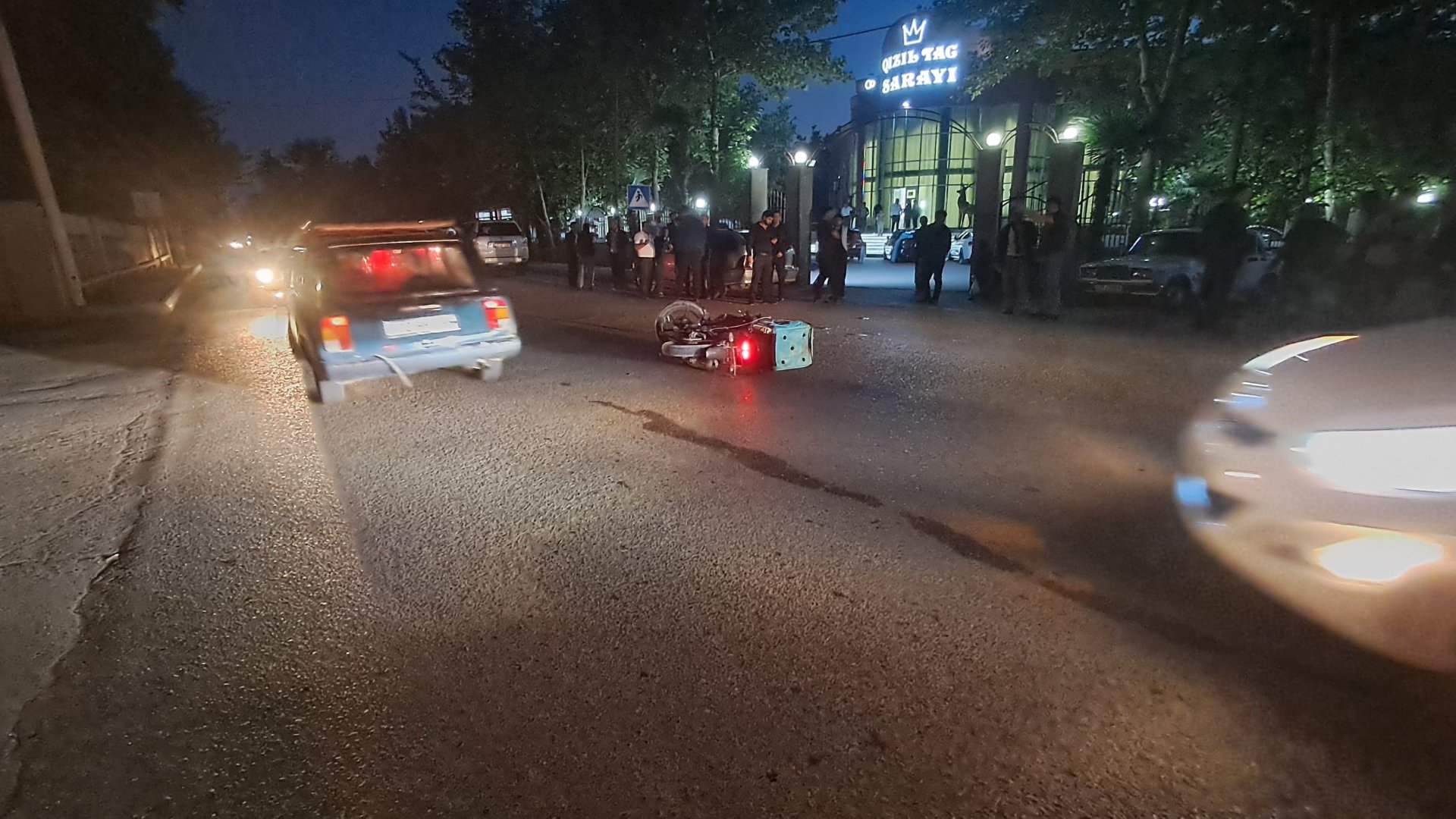 Bərdədə yol qəzasında kuryer xəsarət alıb (FOTO) (YENİLƏNİB)