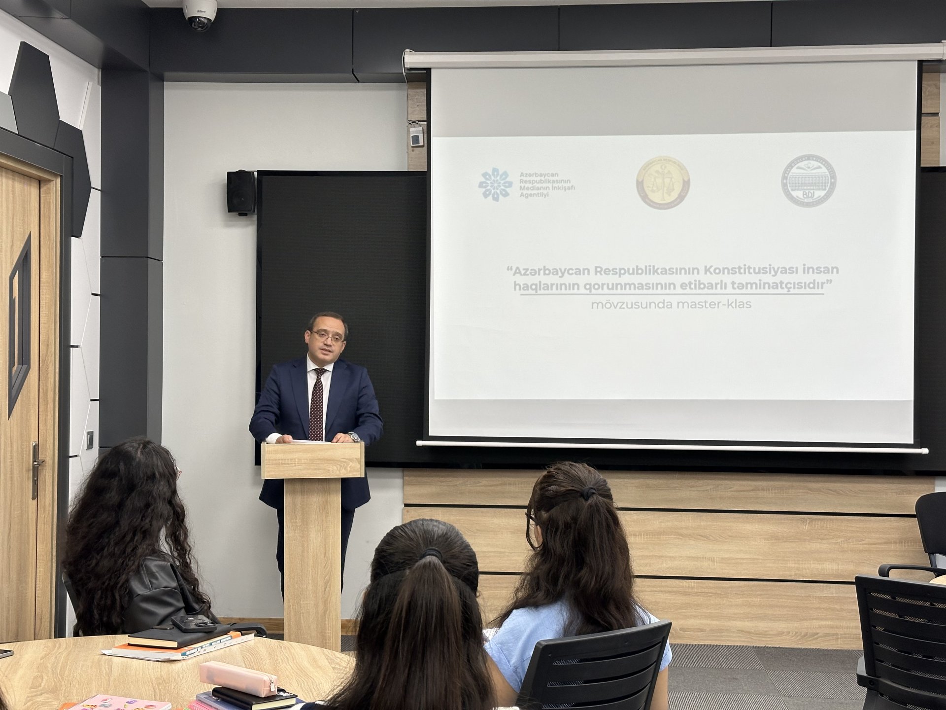 “Konstitusiya və Suverenlik İli” çərçivəsində Bakı Dövlət Universitetinin tələbələri üçün növbəti master-klas keçirilib (FOTO)