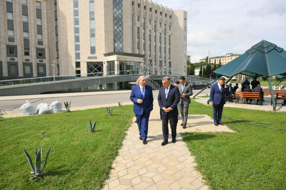 Azərbaycan səhiyyəsində yeni dövr: Milli Onkologiya Mərkəzində robotik cərrahiyyə əməliyyatları keçirilir (FOTO)