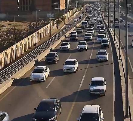 Sürücülərin NƏZƏRİNƏ: Bakıda bu yollarda sıxlıq var - SİYAHI (FOTO)