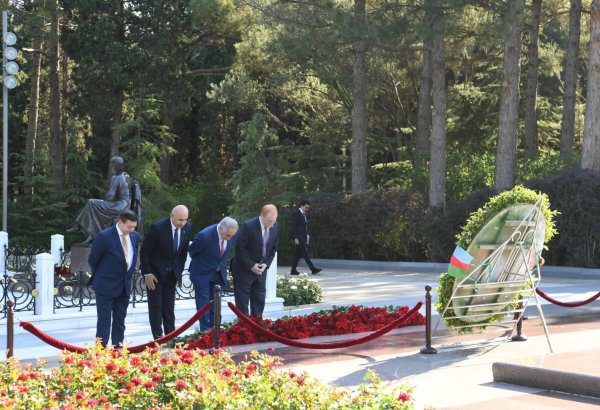 Çilili parlamentarilər Ulu Öndərin məzarını və Şəhidlər xiyabanını ziyarət ediblər (FOTO)
