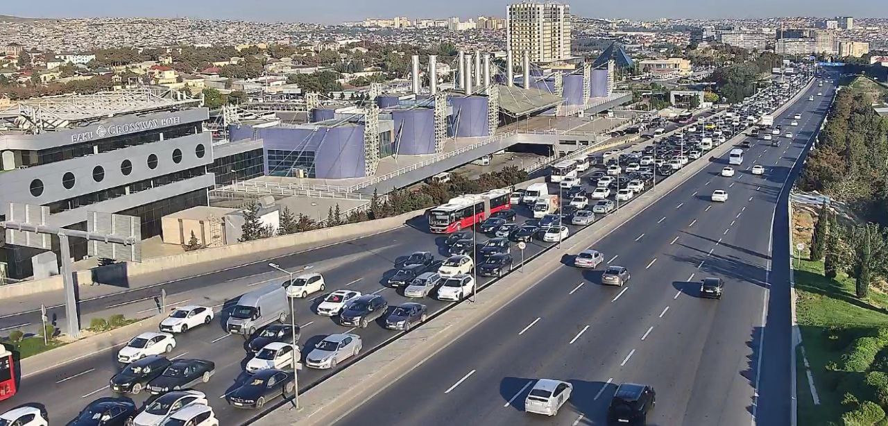 Sürücülərin NƏZƏRİNƏ: Bakıda bu yollarda sıxlıq var - SİYAHI (FOTO)