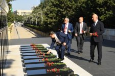 Çilili parlamentarilər Ulu Öndərin məzarını və Şəhidlər xiyabanını ziyarət ediblər (FOTO)