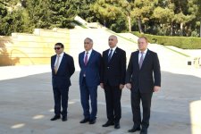 Çilili parlamentarilər Ulu Öndərin məzarını və Şəhidlər xiyabanını ziyarət ediblər (FOTO)