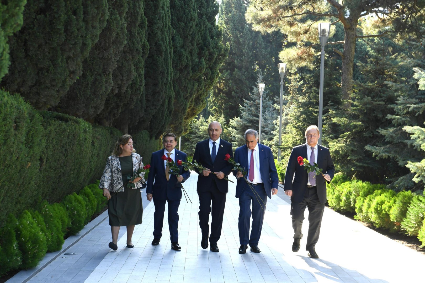 Çilili parlamentarilər Ulu Öndərin məzarını və Şəhidlər xiyabanını ziyarət ediblər (FOTO)