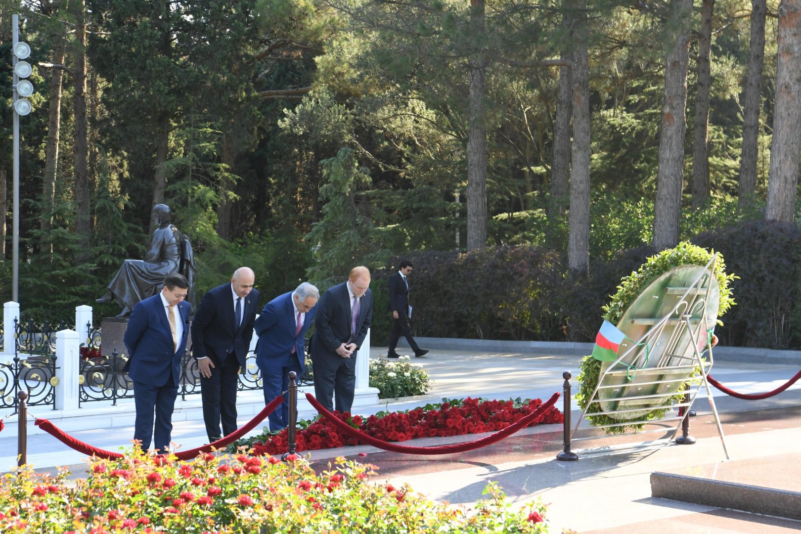 Çilili parlamentarilər Ulu Öndərin məzarını və Şəhidlər xiyabanını ziyarət ediblər (FOTO)